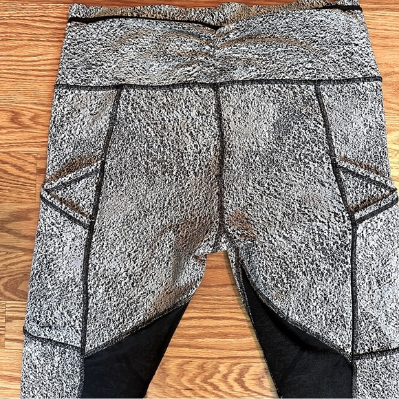 Lululemon Reflective Speed Tight Leggings Size 10 Black/White Pixel Print - Picture 14 of 16
